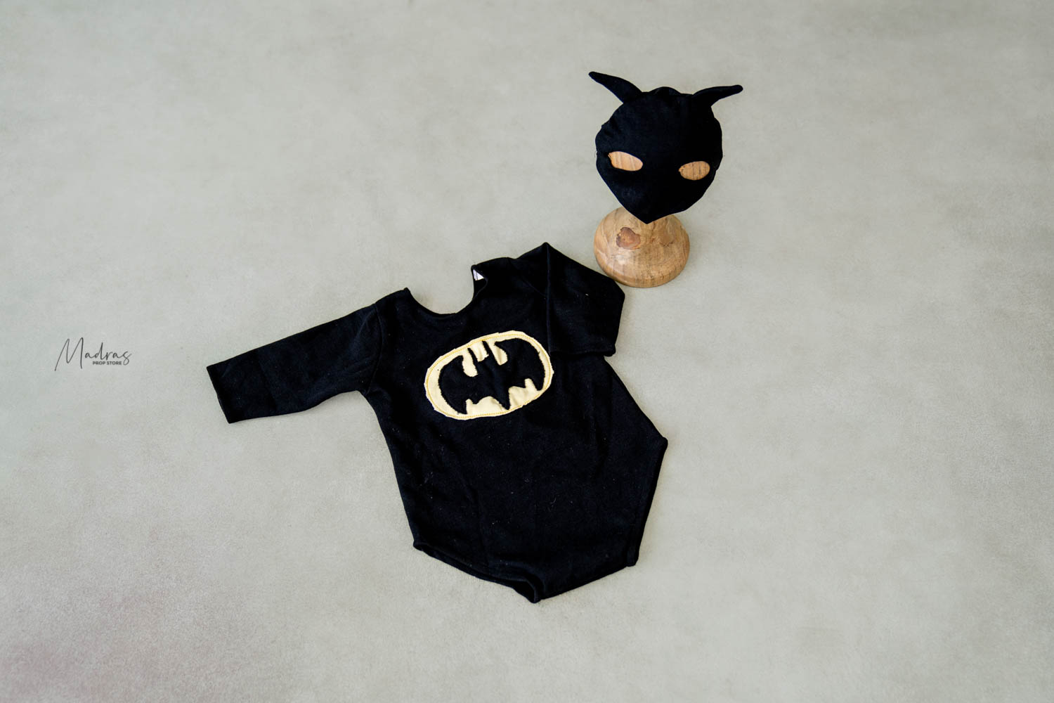 Batman Outfit - (3 To 6 Months) ( 9 To 12 Months)
